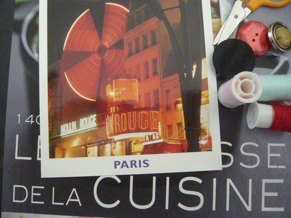 Carte postale de Paris et livre de cuisine